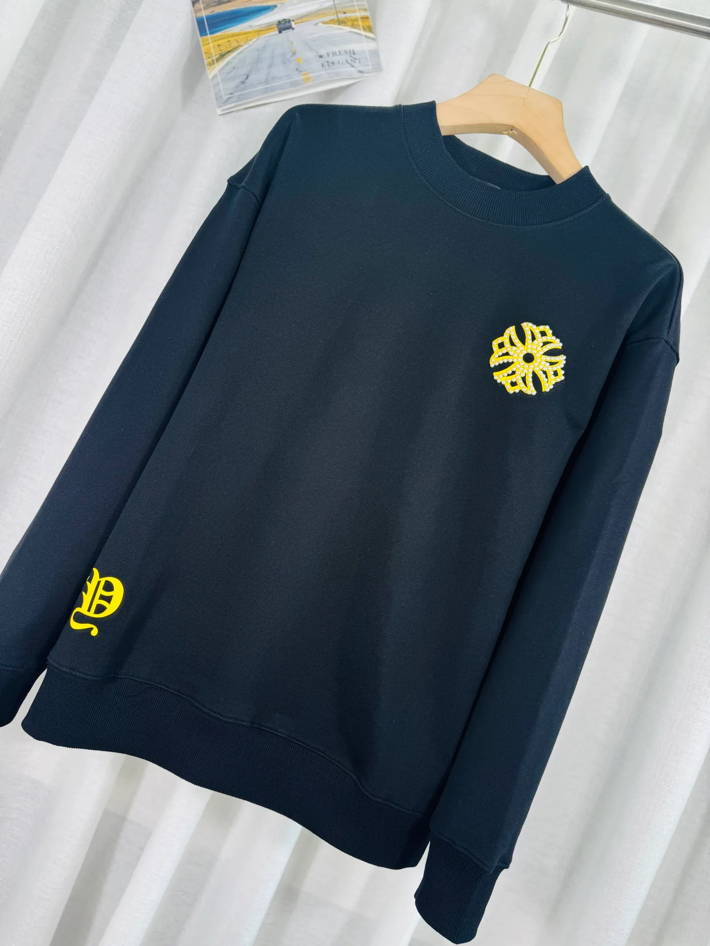P260 top version, real shot without P, ​​different from market currency) 𝗖𝗵𝗿𝗼𝗺𝗲 𝗛𝗲𝗮𝗿𝘁𝘀/Cro Heart 2025 Reflective Embroidered Beads Compass Embroidered Autumn and Winter New Original Counter American Laser Burnt 3D Pearl Embroidered Couple Casual Sweater 👑The highest version! Customized fabric 420g tripe terry fabric! American acid-washed and distressed original fabric laser burnt ✟appliqué embroidery and exquisite embroidery of letters! The best-selling model in the counter, very comfortable to wear. Accessories: original molded and authenticated collar label➕100% silk wash label. Genuine purchase-grade original hangtag➕matching hanging rope➕3D hanging beads➕original packaging bag. Craftsmanship: The original version has consistent wiring! The highest version of the armhole matching technique! Color: Black White Size: S M L XL Style No.: 9319
